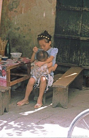 Những năm 1990, Hà Nội cũng như nhiều tỉnh thành trong cả nước, vừa bước qua thời kỳ bao cấp và chuyển sang giai đoạn đổi mới chưa được bao lâu. Vì thế, cuộc sống khá yên bình và đạm bạc. Trẻ em phải phụ giúp cha mẹ những công việc nhà.