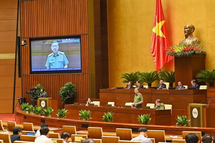 Bộ trưởng Bộ Công an Tô Lâm trả lời chất vấn ở điểm cầu Hội trường Diên Hồng - Nhà Quốc hội