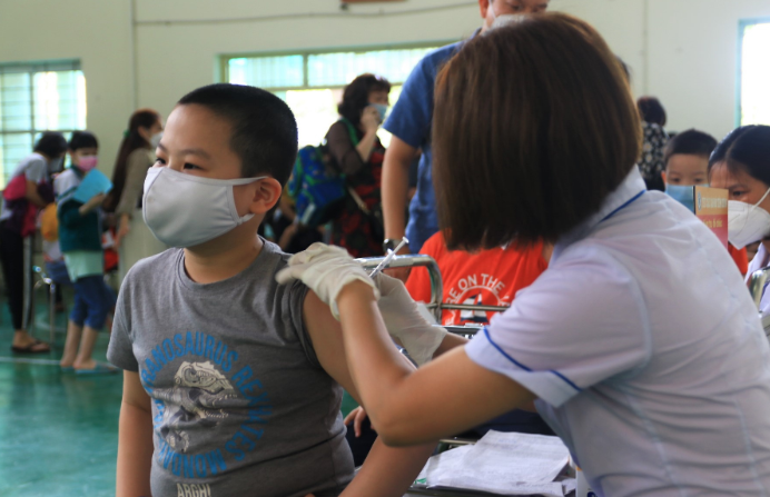 Bộ Y tế yêu cầu đẩy mạnh tiêm vaccine nhất là với nhóm trẻ từ 5 đến dưới 18 tuổi. Ảnh: Lam An