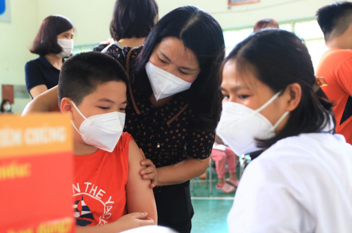 Các địa phương tiếp tục đẩy mạnh tiêm vaccine phòng COVID-19 cho trẻ khi bắt đầu năm học mới. Ảnh: Lam An