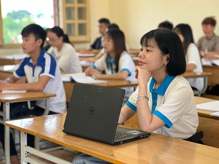 Dù hoàn toàn không nhìn thấy gì, nhưng em Ma Thị Phương vẫn nỗ lực đến lớp học cùng các bạn khác, mang theo máy tính trong mỗi giờ học. Ảnh: NVCC