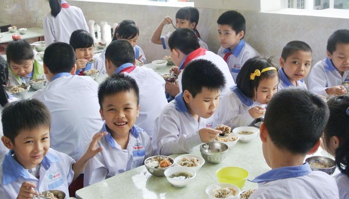 Giờ ăn trưa của các em học sinh Trường Tiểu học Đinh Tiên Hoàng, Hà Nội. Ảnh: Sơn Trà