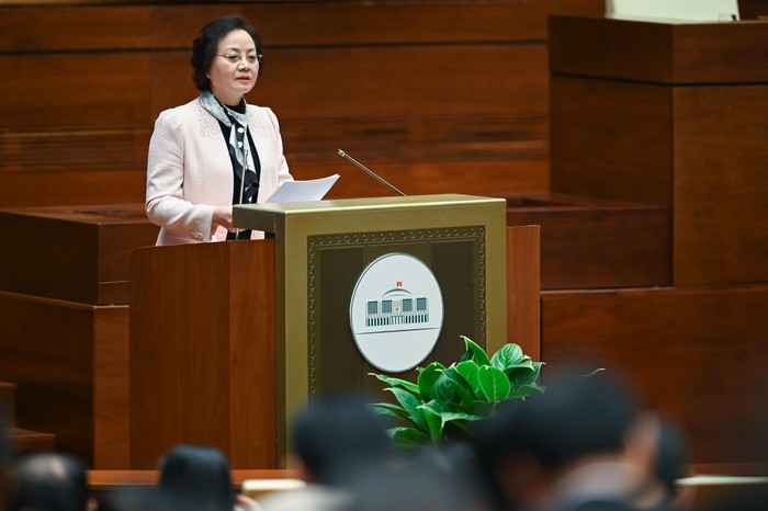 Bộ trưởng Bộ Nội vụ Phạm Thị Thanh Trà trình bày Tờ trình. Ảnh: Cổng thông tin điện tử Quốc hội