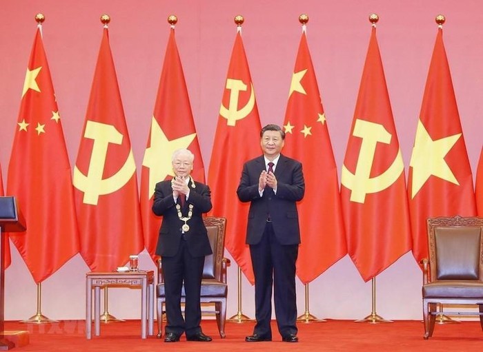 Tổng Bí thư, Chủ tịch Trung Quốc Tập Cận Bình trao Huân chương Hữu nghị tặng Tổng Bí thư Nguyễn Phú Trọng. (Ảnh: TTXVN)