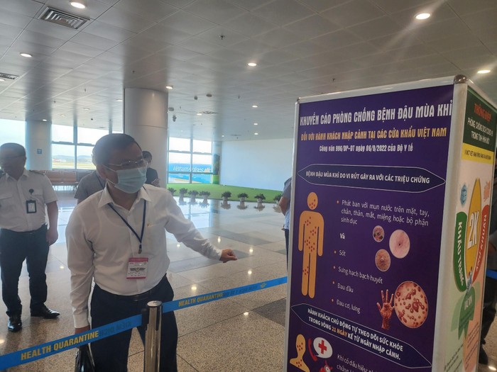 Đoàn kiểm tra của Bộ Y tế kiểm tra công tác phòng chống dịch đậu mùa khỉ tại sân bay Nội Bài. Ảnh: Cổng thông tin điện tử Bộ Y tế