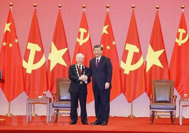 Tổng Bí thư, Chủ tịch Trung Quốc Tập Cận Bình trao Huân chương Hữu nghị tặng Tổng Bí thư Nguyễn Phú Trọng. (Ảnh: Trí Dũng/TTXVN)