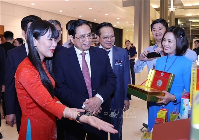 Thủ tướng Phạm Minh Chính tham quan trưng bày sản phẩm đạt Thương hiệu quốc gia Việt Nam năm 2022. Ảnh: TTXVN