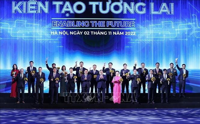 Thủ tướng Phạm Minh Chính trao biểu trưng vinh danh các doanh nghiệp có sản phẩm đạt Thương hiệu quốc gia Việt Nam năm 2022. Ảnh: TTXVN