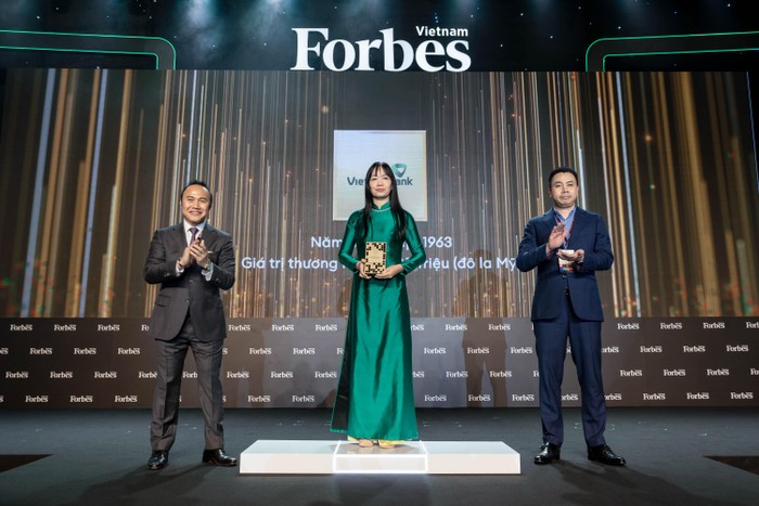 Đại diện Vietcombank, bà Phan Thị Thanh Tâm - Phó Trưởng Văn phòng đại diện tại khu vực phía Nam vinh dự nhận giải thưởng Top 25 Thương hiệu tài chính dẫn đầu năm 2021 do Forbes bình chọn
