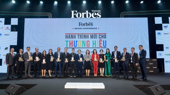 Đại diện Vietcombank (thứ 5 từ trái sang) cùng các đại diện đơn vị thuộc Top 25 Thương hiệu tài chính dẫn đầu năm 2021