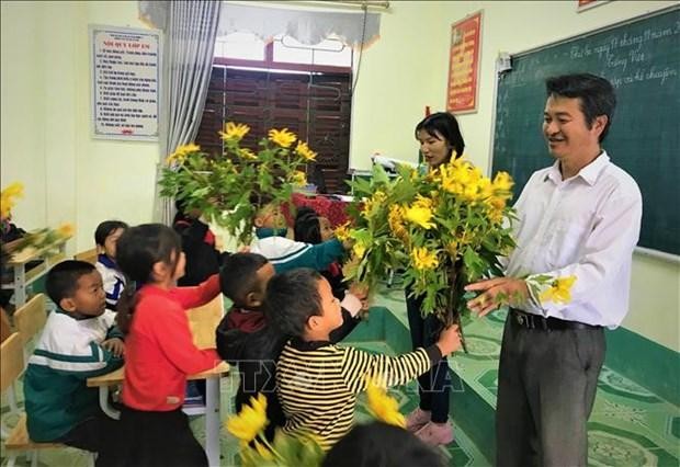 Ngày 20/11 với nhiều thầy cô có khi chỉ đơn giản là những bông hoa đồng hoang dại mà học trò và phụ huynh mang đến - mà giá trị không có gì sánh được. Ảnh: TTXVN