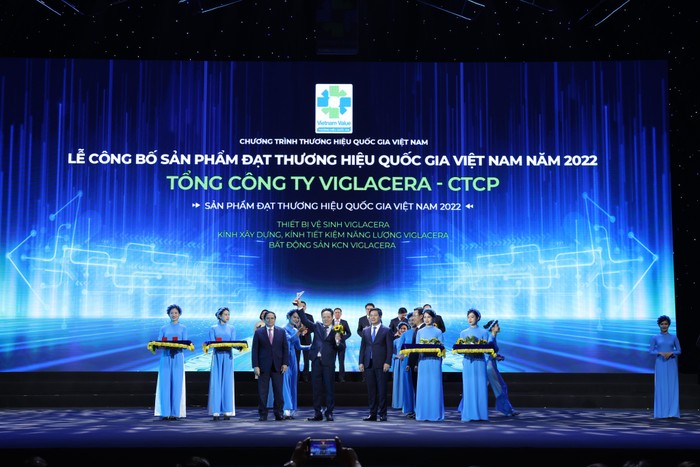 Đại diện Tổng công ty Viglacera nhận biểu trưng Thương hiệu Quốc gia Việt Nam năm 2022.