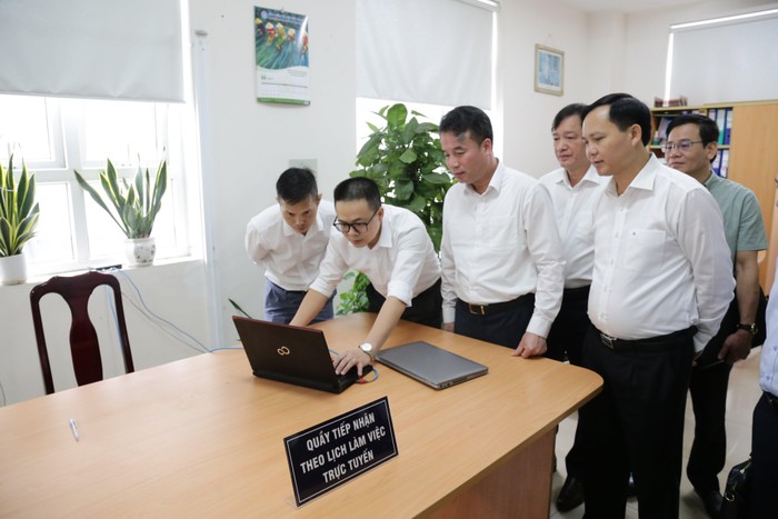 Lãnh đạo Bảo hiểm xã hội Việt Nam kiểm tra tính năng đặt lịch làm việc với cơ quan Bảo hiểm xã hội