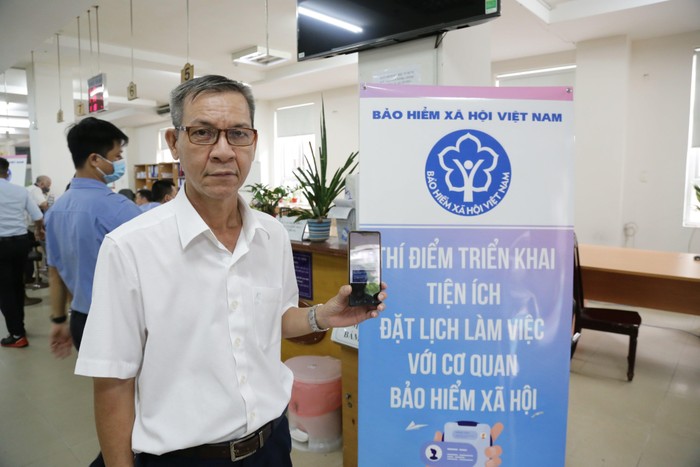 Ông Vũ Quốc Thúc (59 tuổi, quận Bình Thạnh, Thành phố Hồ Chí Minh) đánh giá tính năng đặt lịch làm việc rất thuận tiện, giúp người dân chủ động hơn trong giải quyết thủ tục hành chính.