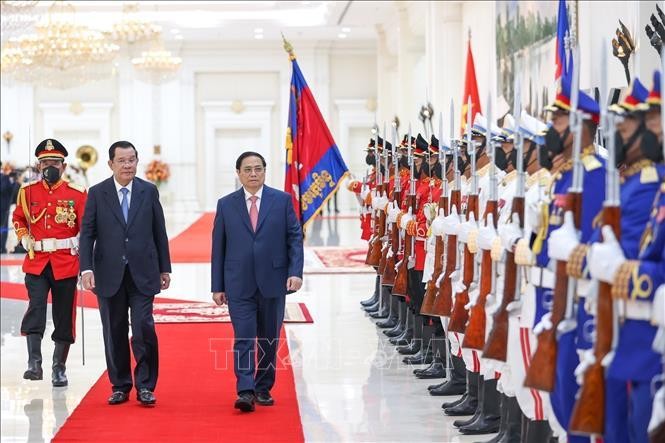 Thủ tướng Phạm Minh Chính và Thủ tướng Vương quốc Campuchia Samdech Techo Hun Sen duyệt đội danh dự Quân đội Hoàng gia Campuchia. Ảnh: Dương Giang/TTXVN