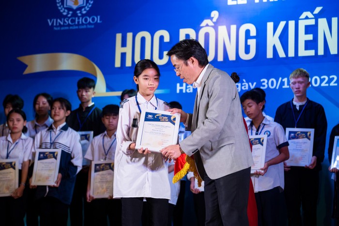 Ông Đặng Hoa Nam - Cục Trưởng Cục Trẻ em (Bộ Lao động, Thương binh và Xã hội) trao giấy chứng nhận cho học sinh Học bổng Kiến tạo 2022.