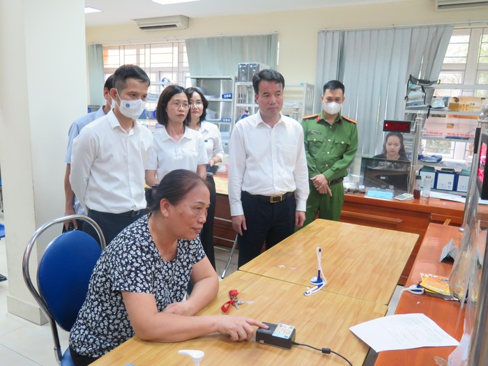 Ngày 11/11/2022, Bảo hiểm xã hội Việt Nam triển khai thí điểm việc tiếp nhận hồ sơ đề nghị hưởng chế độ bảo hiểm xã hội tích hợp xác thực sinh trắc vân tay tại bộ phận Một cửa của Bảo hiểm xã hội quận Đống Đa (Hà Nội).