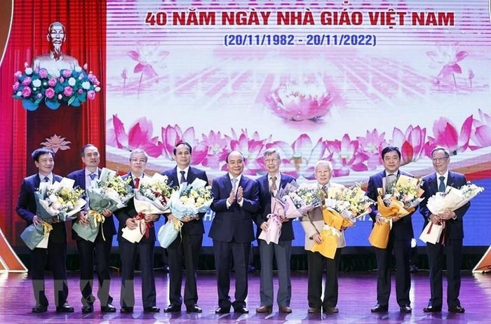 Chủ tịch nước Nguyễn Xuân Phúc chúc mừng các nhà giáo nhân dân. (Ảnh: Thống Nhất/TTXVN)