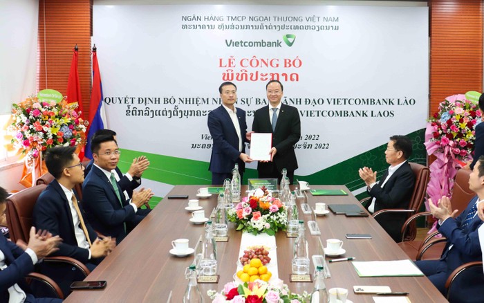Chủ tịch Hội đồng quản trị Vietcombank Phạm Quang Dũng (bên trái) trao quyết định bổ nhiệm Chủ tịch Hội đồng quản trị Vietcombank Lào cho ông Lê Quang Vinh