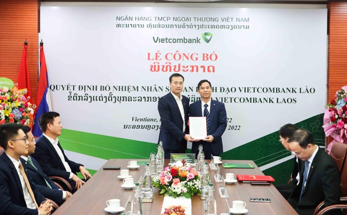 Chủ tịch Hội đồng quản trị Vietcombank Phạm Quang Dũng (bên trái) trao quyết định bổ nhiệm Thành viên Hội đồng quản trị Vietcombank Lào cho ông Nguyễn Quang Minh