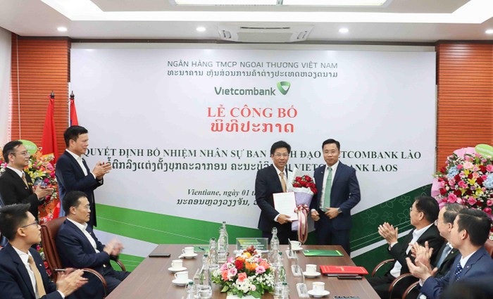 Ông Nguyễn Thành Đô - Tổng Giám đốc Vietcombank Lào (bên phải) trao quyết định bổ nhiệm Phó Tổng Giám đốc Vietcombank Lào cho ông Nguyễn Quang Huy