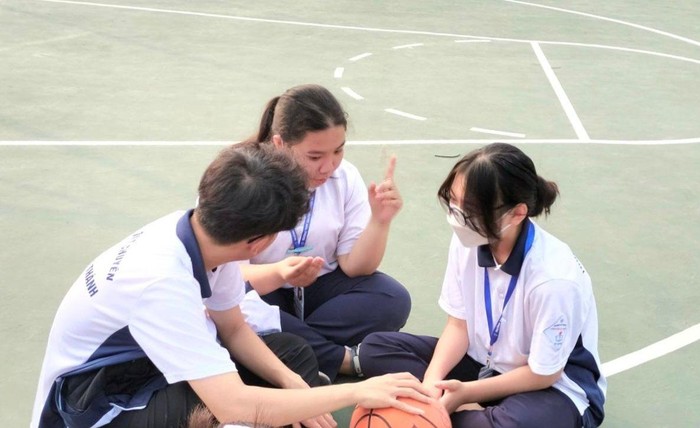 Học sinh Trường Trung học phổ thông Chuyên Nguyễn Tất Thành cùng nhau chia sẻ về kỹ năng chơi bóng rổ. (Ảnh: Hoài Linh)