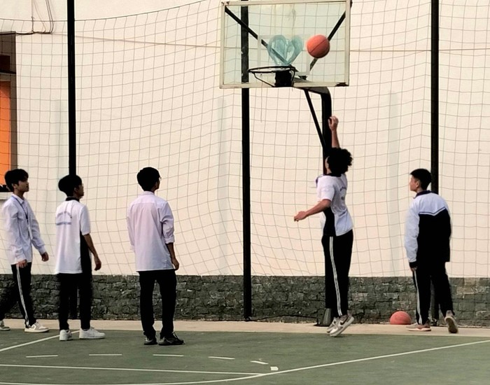 Một tiết học bóng rổ của các em học sinh Trường Trung học phổ thông Chuyên Nguyễn Tất Thành (Ảnh: Hoài Linh)