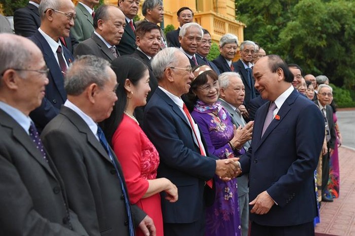 Chủ tịch nước Nguyễn Xuân Phúc vui mừng chào đón 30 cựu giáo chức tại Phủ Chủ tịch. Ảnh: moet.gov.vn