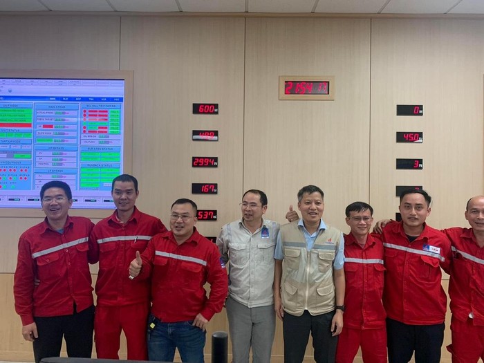 Đội ngũ cán bộ, chuyên gia vận hành của Petrovietnam phấn khởi khi thành công nâng công suất tối đa Tổ máy số 1 Nhà máy nhiệt điện Thái Bình 2.