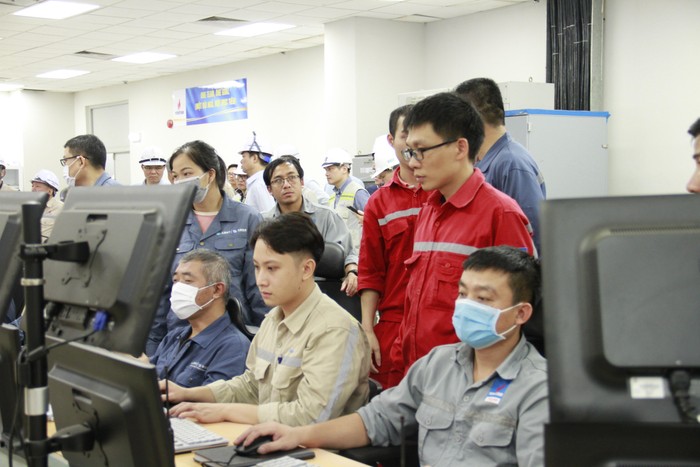 Cán bộ, chuyên viên Việt Nam cùng Nhà thầu vận hành đang tập trung hiệu chỉnh kỹ thuật nâng công suất Tổ máy số 1 Nhà máy nhiệt điện Thái Bình 2.