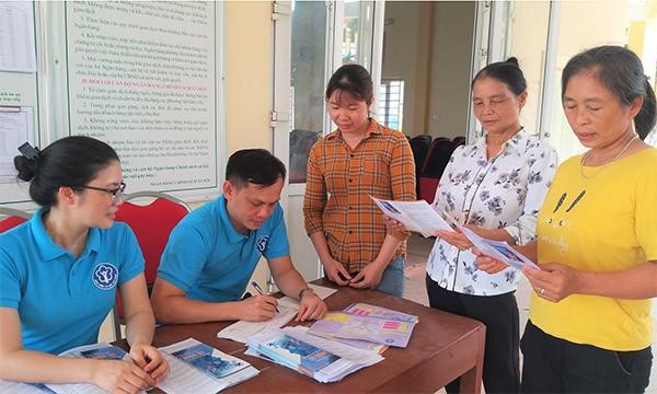 Hỗ trợ người dân đăng ký tham gia bảo hiểm xã hội tự nguyện, bảo hiểm y tế hộ gia đình. Ảnh: Bảo hiểm xã hội Việt Nam