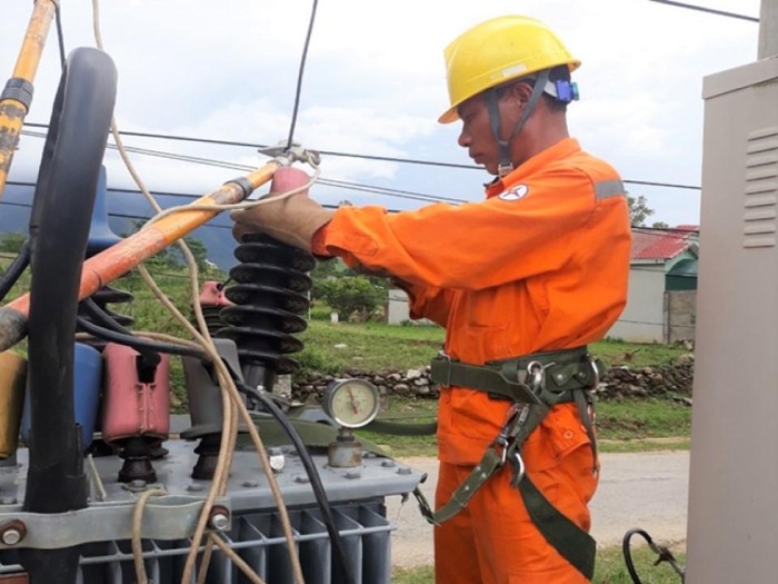 Công nhân Công ty Điện lực Lai Châu kiểm tra vận hành trạm biến áp
