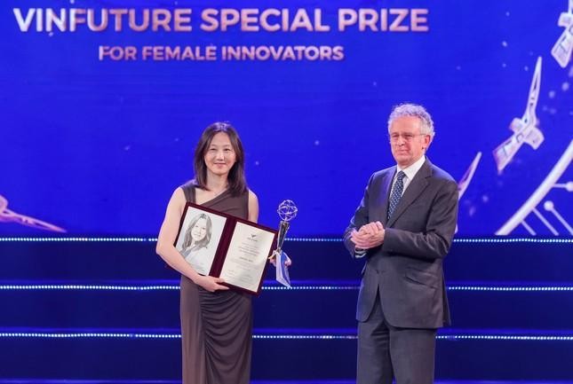 Giáo sư Zhenan Bao và Giáo sư Friend tại Lễ trao giải VinFuture mùa 1