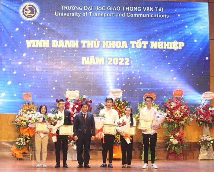 Lê Ngọc Dần (đứng thứ 2 từ bên trái sang) là Thủ khoa tốt nghiệp xuất sắc của Trường Đại học Giao thông vận tải khóa học 2017-2022. Ảnh: NVCC