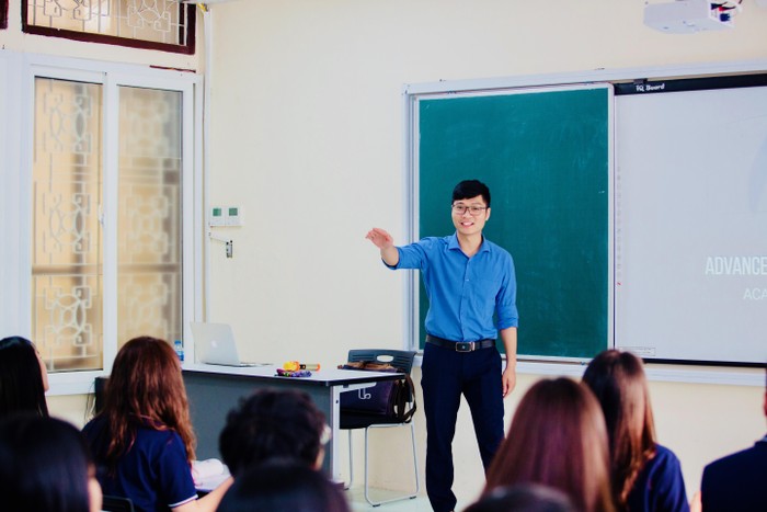 Thầy Tạ Đình Hòa say mê truyền thụ kiến thức cho sinh viên. Ảnh: NVCC