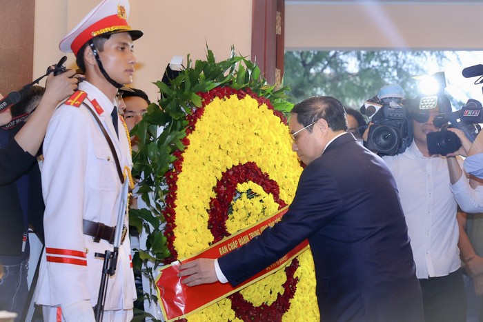Thủ tướng Phạm Minh Chính dâng hoa tại Khu tưởng niệm Thủ tướng Võ Văn Kiệt - Ảnh: VGP/Nhật Bắc
