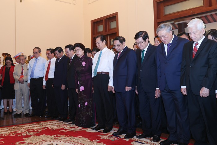 Thủ tướng Phạm Minh Chính và các đồng chí lãnh đạo, nguyên lãnh đạo Đảng, Nhà nước tưởng niệm Thủ tướng Võ Văn Kiệt - Ảnh: VGP/Nhật Bắc