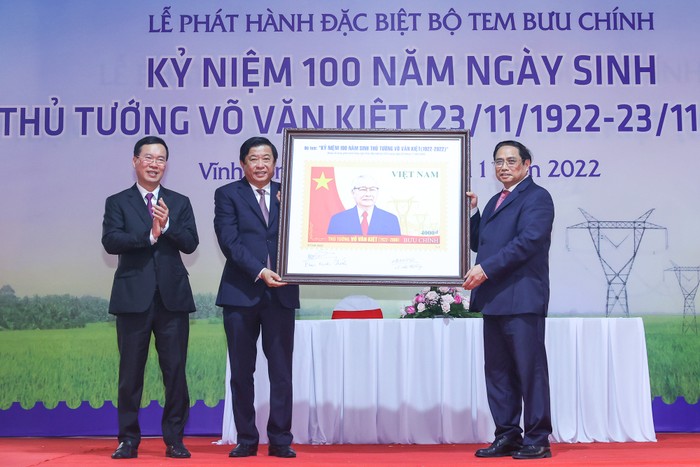 Thủ tướng Phạm Minh Chính, Thường trực Ban Bí thư Võ Văn Thưởng trao tượng trưng bộ tem bưu chính đặc biệt cho tỉnh Vĩnh Long - Ảnh: VGP/Nhật Bắc