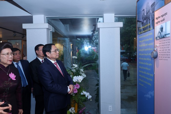 Thủ tướng Phạm Minh Chính tham quan nhà trưng bày &quot;Vườn ông Sáu Dân&quot; nằm trong Khu lưu niệm Thủ tướng Võ Văn Kiệt - Ảnh: VGP/Nhật Bắc