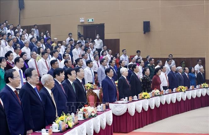 Thủ tướng Phạm Minh Chính và các đồng chí lãnh đạo, nguyên lãnh đạo Đảng, Nhà nước thực hiện nghi lễ chào cờ.. Ảnh: TTXVN