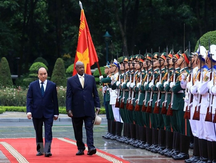 Chủ tịch nước Nguyễn Xuân Phúc và Tổng thống Uganda Yoweri Kaguta Museve duyệt Đội danh dự Quân đội nhân dân Việt Nam. (Ảnh: TTXVN)