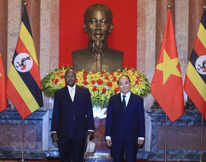 Chủ tịch nước Nguyễn Xuân Phúc đón Tổng thống Uganda Yoweri Kaguta Museve. (Ảnh: TTXVN)
