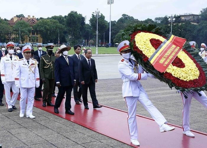 Trước đó, Tổng thống Uganda Yoweri Kaguta Museveni đến đặt vòng hoa và vào Lăng viếng Chủ tịch Hồ Chí Minh. (Ảnh: TTXVN)