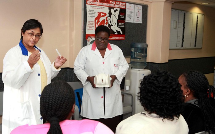 Giáo sư Quarraisha Abdool Karim hướng dẫn về cách sử dụng gel tenofovir ngăn ngừa HIV tại Nam Phi