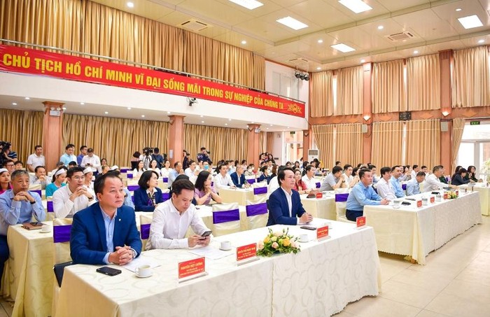 Phó Tổng Giám đốc Vietcombank Nguyễn Việt Cường (hàng đầu, ngoài cùng bên trái) tham dự chương trình.