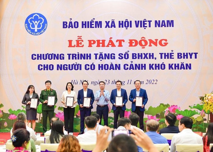 Phó Tổng Giám đốc Vietcombank Nguyễn Việt Cường (ngoài cùng bên phải) chụp ảnh lưu niệm cùng các đơn vị tham gia chương trình.