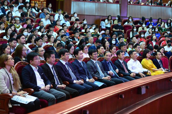 Tối 27/11 tại Hà Nội đã diễn ra lễ trao giải Quả cầu vàng và giải Nữ sinh khoa học công nghệ Việt Nam 2022.