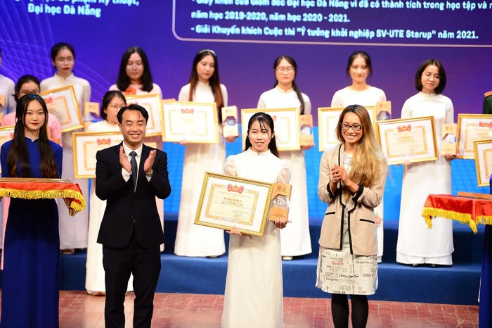 Vinh danh 20 nữ sinh khoa học công nghệ Việt Nam tiêu biểu năm 2022.