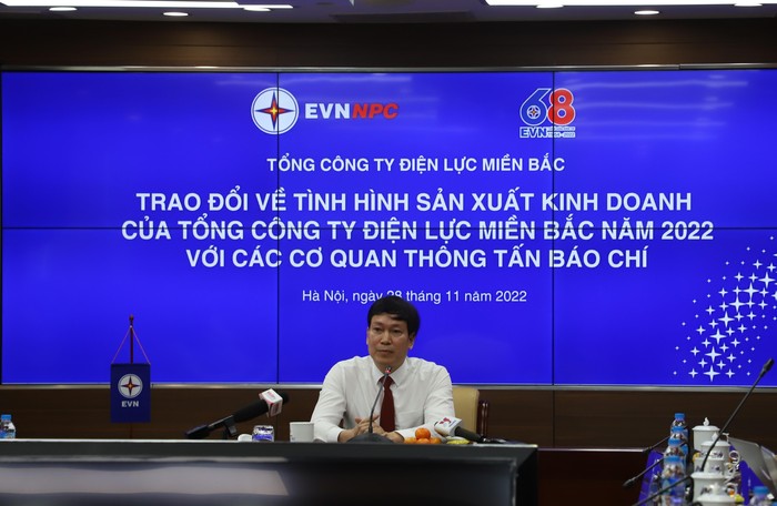 Ông Phan Tử Lượng - Phó Tổng Giám đốc Tổng công ty Điện lực miền Bắc (EVNNPC) trao đổi thông tin với báo chí.