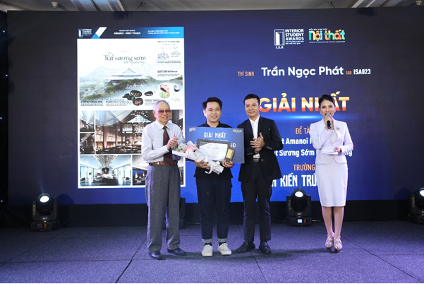 Giáo sư, Nhà giáo Nhân dân Lê Thanh và Nhà thiết kế Lưu Việt Thắng trao giải nhất cho thí sinh